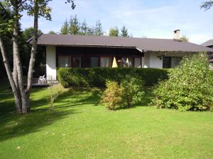 ein Haus mit einem grünen Garten davor in der Unterkunft Haus Flora in Seefeld in Tirol