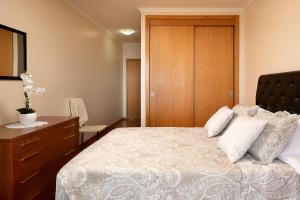 sypialnia z dużym łóżkiem z komodą i szufladą w obiekcie Wonderful Sea by Madeira Sun Travel w Caniço