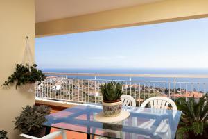 balkon ze stołem i widokiem na ocean w obiekcie Wonderful Sea by Madeira Sun Travel w Caniço