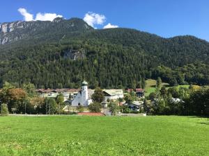 a small village in the mountains with a green field at Ferienwohnung Gouiaa in Bischofswiesen