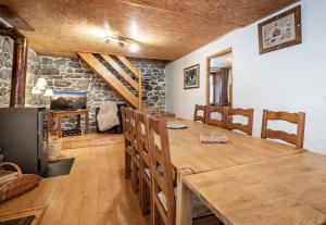 une salle à manger avec une table et des chaises en bois dans l'établissement le chalet d'auguste 2 à 12 personnes, à Morzine