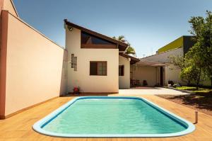 Piscine de l'établissement Chale c piscina e churrasqueira em Sao Leopoldo-RS ou située à proximité