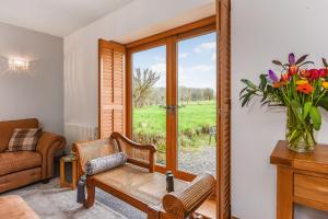 a living room with a bench and a window at Crabden Meadows, Blendworth in Horndean