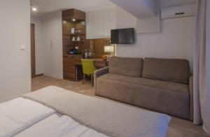 Część wypoczynkowa w obiekcie Holiday Home Aparthotel z balkonem przy plaży