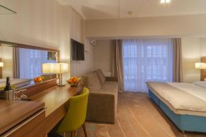 Łóżko lub łóżka w pokoju w obiekcie Holiday Home Aparthotel z balkonem przy plaży