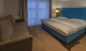 Łóżko lub łóżka w pokoju w obiekcie Holiday Home Aparthotel z balkonem przy plaży