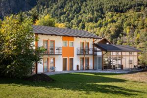una casa en las montañas con un patio en Hostel - Bormio - Livigno - Santa Caterina - Stelvio en Sondalo