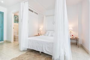 Łóżko lub łóżka w pokoju w obiekcie Noemi Playa Beach House in Malaga by Solaga Holiday Homes