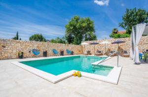 Bazén v ubytování Luxury Villa Ivy nebo v jeho okolí