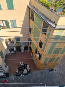 an overhead view of a building with a patio at La soffitta vicino al mare in Varazze +1 photo