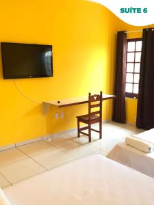 Televisyen dan/atau pusat hiburan di Suítes do Pontal