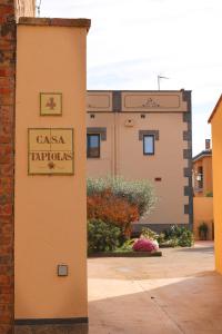un edificio con un cartel que dice Casa Tarpolis en Casa TAPIOLAS, en Borrassá