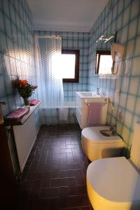 a bathroom with a toilet and a sink at Casa TAPIOLAS in Borrassá +15 photos