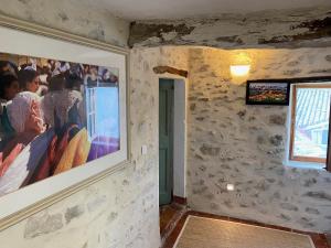 ヴェゾン・ラ・ロメーヌにあるMaison Vaisonの壁画と窓のある部屋
