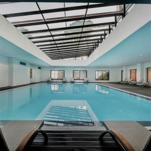 a large swimming pool with a large ceiling at Apartamento Punta del Este in Punta del Este