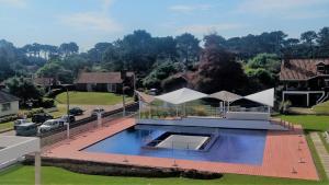 an overhead view of a swimming pool in a house at Apartamento Punta del Este in Punta del Este