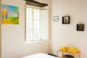 1 dormitorio con cama y ventana en La finestra sul parco, en Lucca