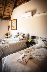 En eller flere senge i et værelse på Tholo Manzi Private Game Farm