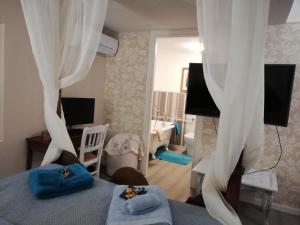 una camera da letto con letto e tende bianche di Sguardo sul lago a Trevignano Romano