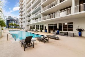 - une piscine au milieu d'un bâtiment dans l'établissement Luxury Accommodations Brickell, à Miami