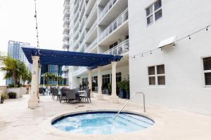 un bain à remous dans la cour d'un bâtiment dans l'établissement Luxury Accommodations Brickell, à Miami