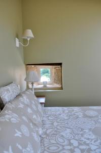 une chambre avec un lit et une fenêtre dans l'établissement CLOS SAINT SAUVEUR - guesthouse au coeur des vignes sur le coteau, à Saint-Pierre-dʼAurillac