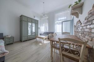 ブダペストにあるSouper Apartments Downtown-Király Streetのリビングルーム(テーブル、椅子、ソファ付)