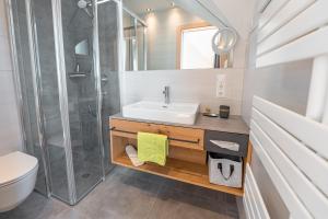 een badkamer met een wastafel en een douche bij Stampferhof in Weissensee