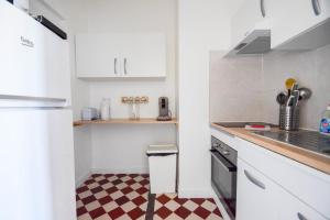 Cuisine ou kitchenette dans l'établissement Superbe studio 2 pers tout équipé WIFI