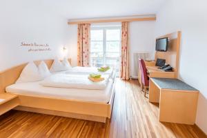 Un pat sau paturi într-o cameră la Stampferhof