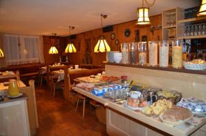 a restaurant with a lot of food on a counter at Garni Ossi in Santa Cristina Gherdëina