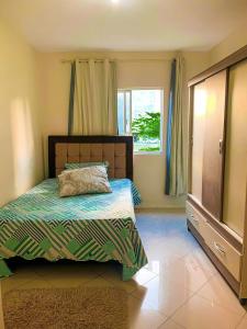- une chambre avec un lit et une fenêtre dans l'établissement Apto lindo e aconchegante próximo a praia, à Itapema