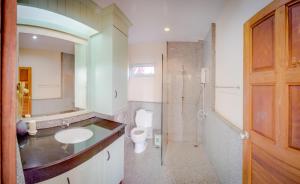 A bathroom at Amazing Seaview Villa