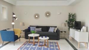 ein Wohnzimmer mit Sofa und Tisch in der Unterkunft Luxury apartment, comfort and relax, views of the pool in Puerto de la Cruz