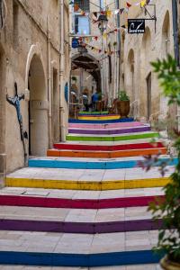 een straat met kleurrijke trappen in een steegje bij L'Aiguillerie in Montpellier