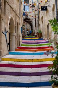 une rue avec des marches colorées dans une ruelle dans l'établissement L'Aiguillerie, à Montpellier