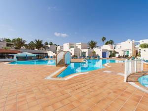 Bazén v ubytovaní HomeForGuest Moderno Apartamento con piscina en Corralejo alebo v jeho blízkosti