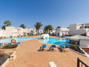 Bazén v ubytovaní HomeForGuest Moderno Apartamento con piscina en Corralejo alebo v jeho blízkosti