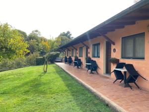 un patio con sedie e tavoli su un edificio di Agriturismo Montefosco a Sutri