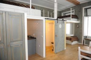 ein Hochbett in einem Zimmer mit einem Schlafzimmer in der Unterkunft THE BOAT Apartamento Temático in Seixal