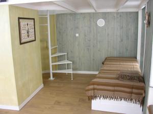 um quarto com uma cama num quarto em THE BOAT Apartamento Temático em Seixal