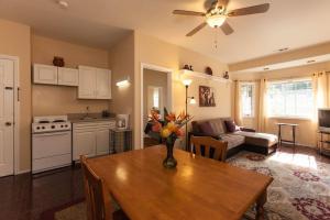 uma cozinha e sala de estar com uma mesa e um sofá em Castlegate Guest Apartment em Vista