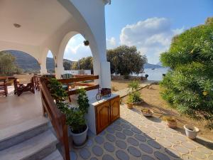 een huis met een balkon met uitzicht op het water bij Villa Evdokia in Kalymnos