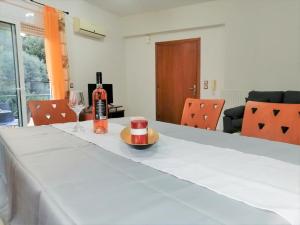 een fles wijn en een glas op een tafel bij Rodini Sun Apartment in Rhodos-stad