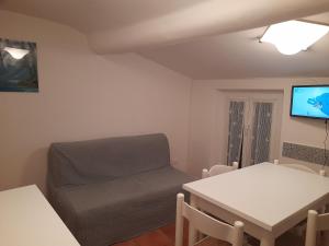 a living room with a couch and a table at La soffitta vicino al mare in Varazze