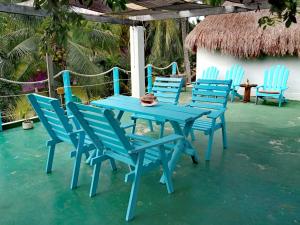 バカラルにあるVeleando Ando Cabañasの青いテーブルと椅子が備わるパティオ