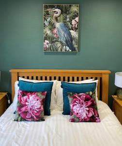 1 cama con 2 almohadas y una foto de un pájaro en Rufford Arms Hotel, en Rufford