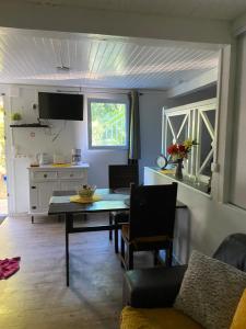 sala de estar con mesa y cocina en Campêche en Fort-de-France