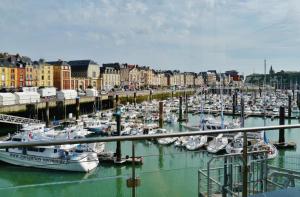 Une bande de bateaux amarrés dans un port de plaisance dans l'établissement Le Loft de Flore, à Dieppe