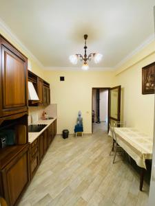 a large kitchen with a table and a dining room at ОТДЕЛЬНАЯ КВАРТИРА В ЦЕНТРЕ in Makhachkala